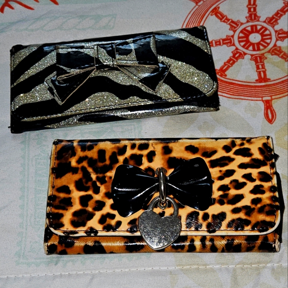 Free Bundle Item- 2 Trifold Wallets - image 1